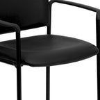 Bequemer stapelbarer Stahl-Beistellstuhl für den Empfang mit Armlehnen