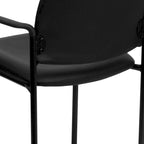 Bequemer stapelbarer Stahl-Beistellstuhl für den Empfang mit Armlehnen