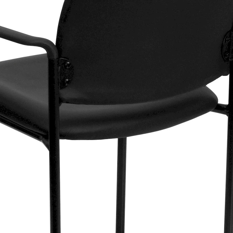 Bequemer stapelbarer Stahl-Beistellstuhl für den Empfang mit Armlehnen