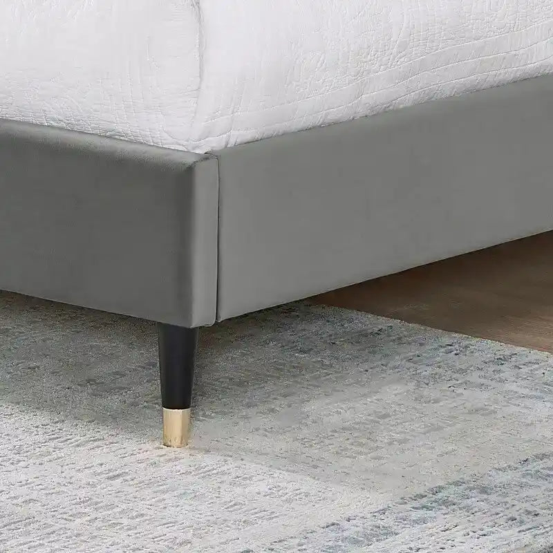 Polsterbett mit Samtbezug und hohen Kopfteilen, Queen-/King-Size