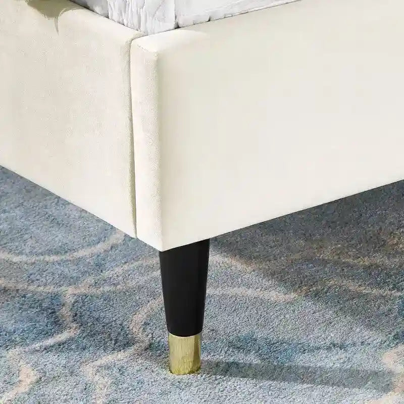 Polsterbett mit Samtbezug und hohen Kopfteilen, Queen-/King-Size